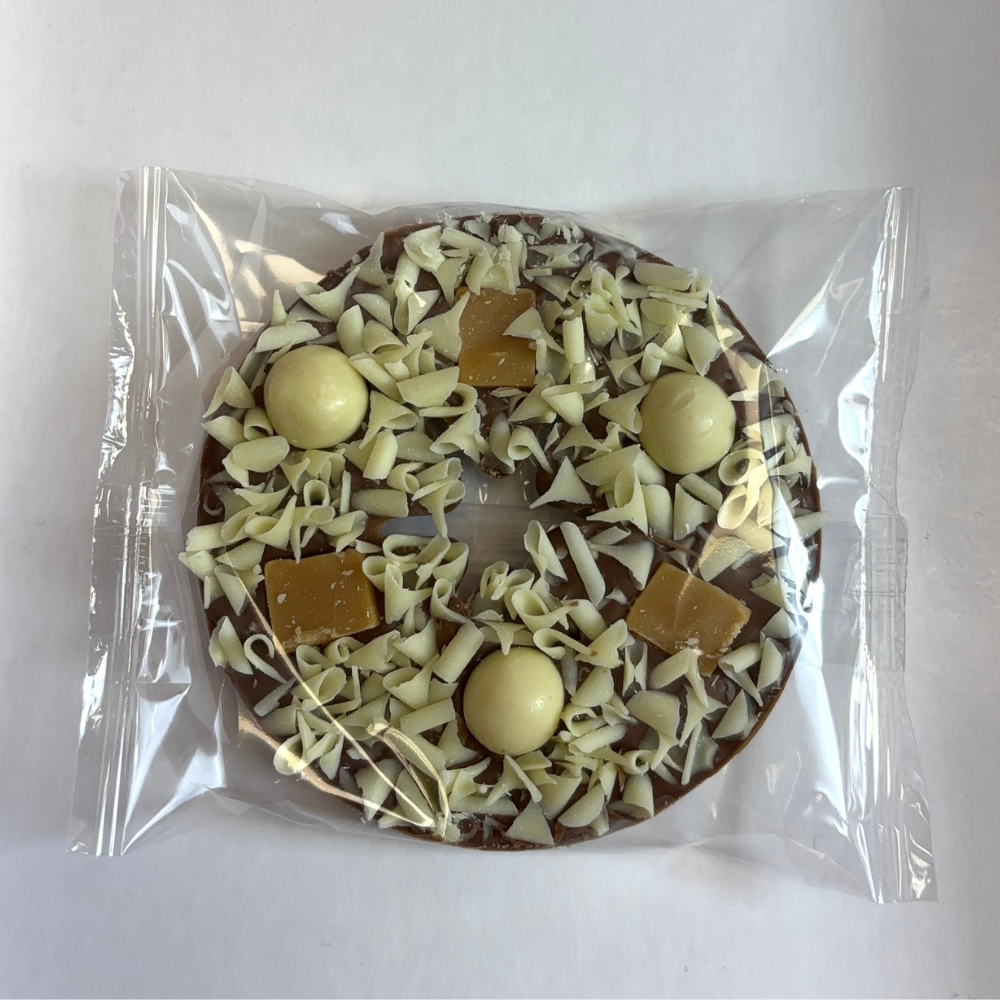 Mini Chocolate Pizza with vanilla fudge, white chocolate riceballs and white chocolate curls