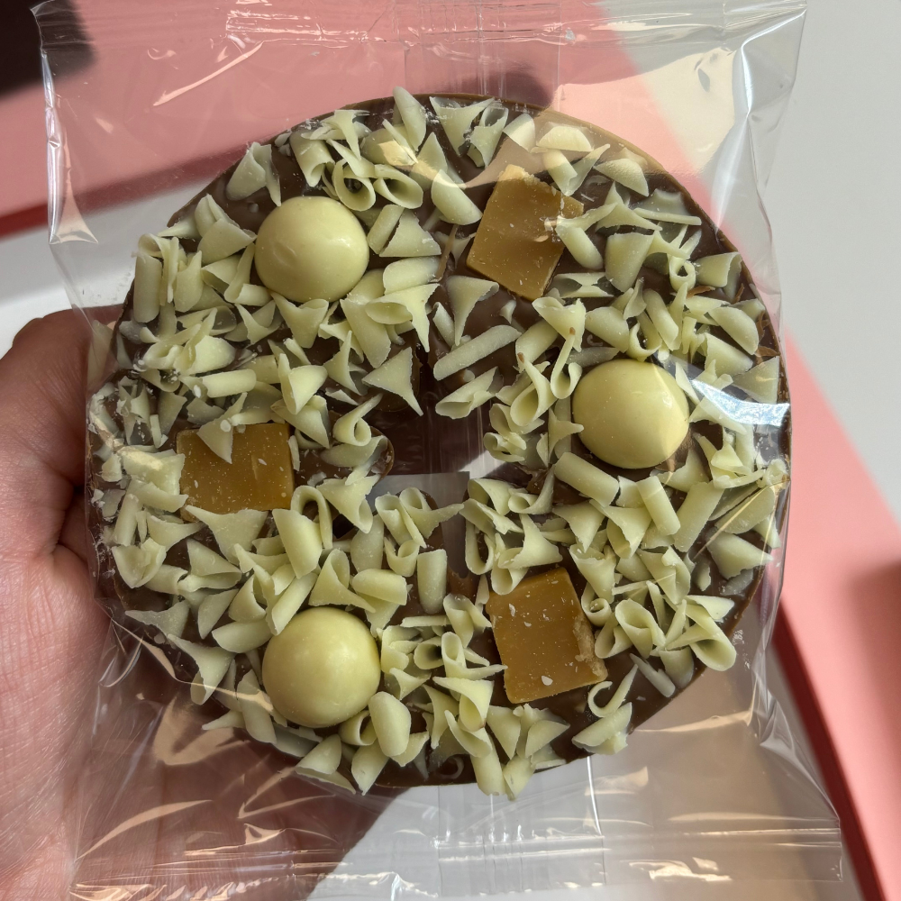 Mini Chocolate Pizza with vanilla fudge, white chocolate riceballs and white chocolate curls